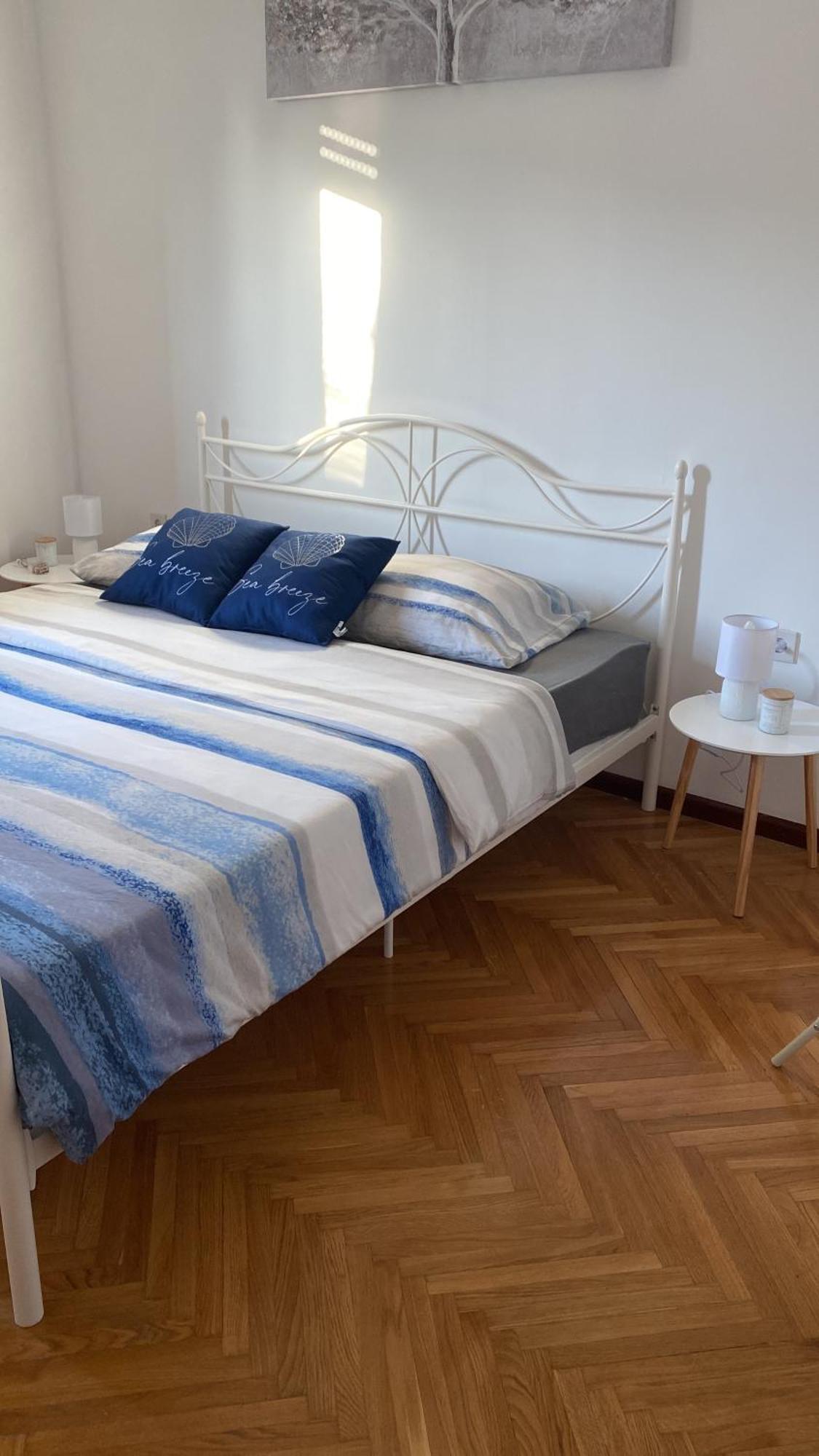 Niko - Self Check - In Apartment *
